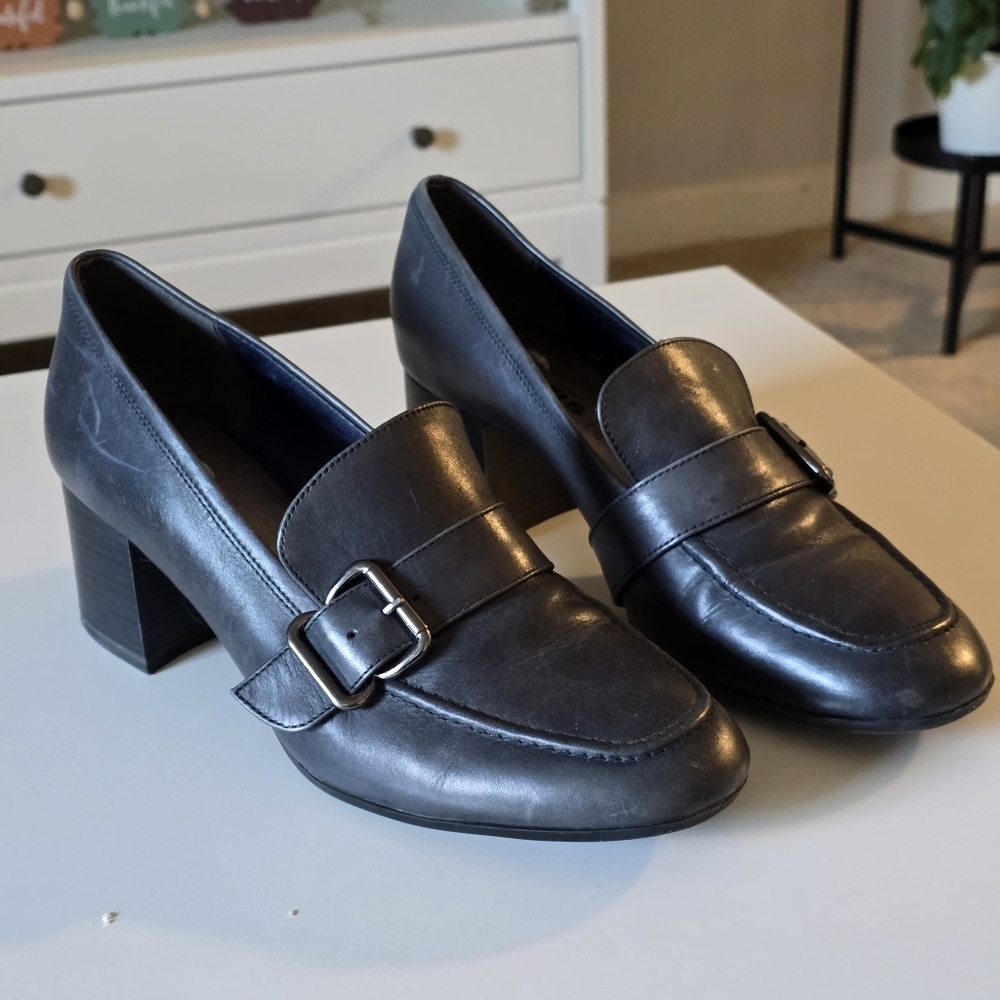 Vintage Tamaris Leather Navy Blue Loafers Size 40